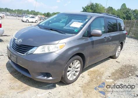 2013 Toyota Sienna Le 7 Passenger z USA, uszkodzony, nr VIN 5TDJK3DC3DS066971